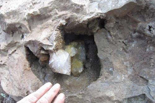 Close-up of the 20 cm. vug. In situ, the large quartz grew from the roof of the pocket, the block rests on it’s side. (Author: vic rzonca)