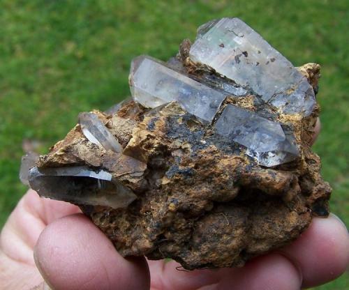 Quartz, clay and manganese
Western Cape, Ceres
65 x 58 x 39 mm
A number of quartz crystals captured in a mixture of clay and manganese (Author: Pierre Joubert)