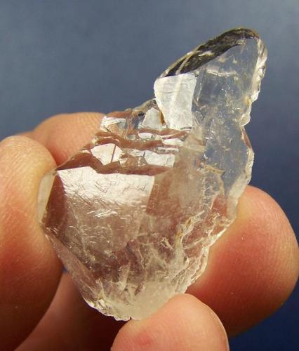 Quartz
Villiersdorp, Western Cape, SA
41 x 23 x 11 mm
A peculiar ’floater’ (Author: Pierre Joubert)