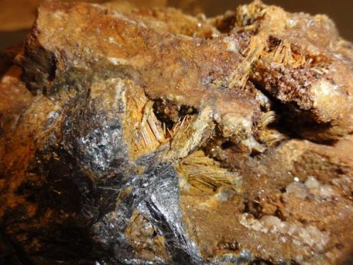 Cervantite? after stibnite and fresh stibnite
Tereksay mine, Kyrgyzstan
FOV about 10 cm (Author: alex chaus)