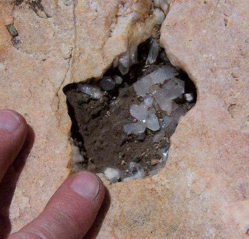 A small pocket of quartz crystals.  Not worth opening up, but beautiful enough to photograph. (Author: Pierre Joubert)