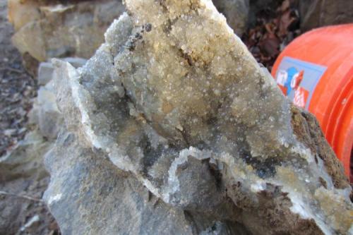 Druzy quartz, the other part of the pocket. (Author: vic rzonca)