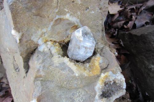 8 cm. quartz in a small pocket. (Author: vic rzonca)