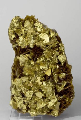 One of these wonderful Chalcopyrites with Siderite
Specimen Size: 12.5 × 6.9 × 5.3 cm.
Main crystal size: 1 × 0.9 cm.
Locality: Hezhang County, Bijie Prefecture, Guangxi, China
Mined in 2012 (Author: Jordi Fabre)