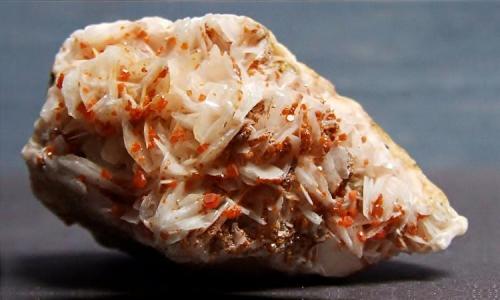 Vanadinite on Baryte.
ACF area, Mibladen, Midelt,  Morocco.
45 x 20 mm (Author: nurbo)