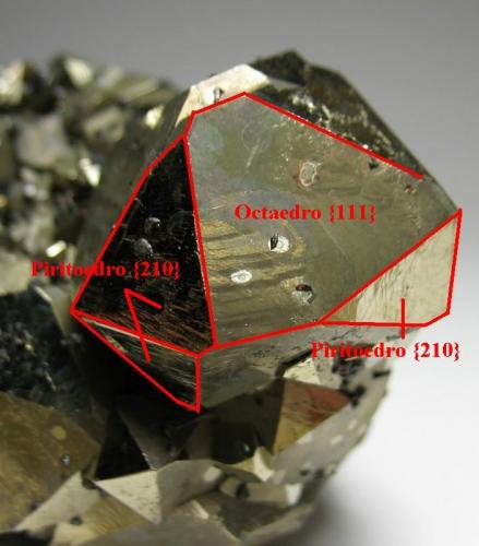 Pirita y esfalerita
Quiruvilca, Provincia de Santiago de Chuco, Departamento de La Libertad, Perú
7 x 5 x 4,5 cm.
Detalle con los cristales principales y la combinación de caras. El cristal principal mide 3 cm. (Autor: Antonio Alcaide)