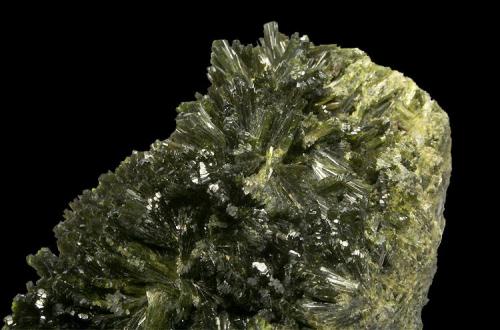 Epidote
Les Collades ravine (Escales reservoir), Casterner de les Olles, Tremp, El Pallars Jussà, Lleida (Lérida), Catalonia, Spain
17x10 cm.
Fot. & Col. Juan Hernandez.
Collected in May of 2010.

Detail of the previous specimen (Author: supertxango)