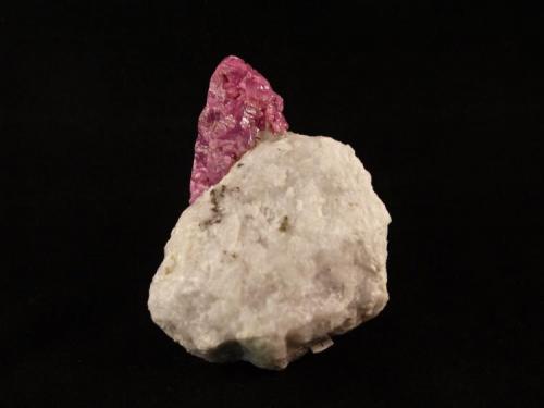 Ruby in Calcite
Vietnam
9.5 x 7 x 5 cm (Author: Don Lum)