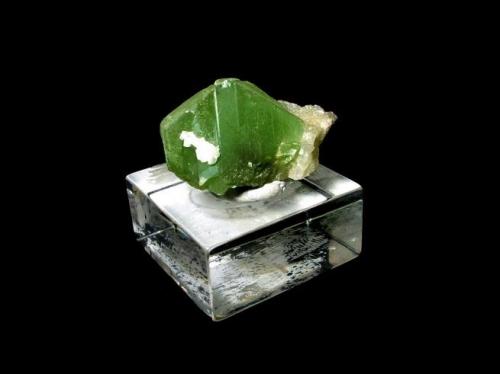 Sphalerite, prehnite
Trautvetter quarry, Steinperf, Dillenburg, Hesse, Germany.
2 x 1,5 cm
Grass green sphalerite twin with some prehnite matrix. Steinperf is famous for green sphalerites, partly very gemmy so that they could be cut. (Author: Andreas Gerstenberg)