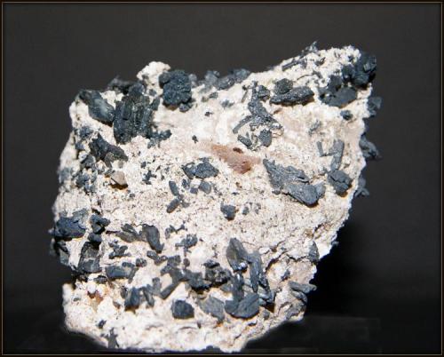 Calcosina
Pequeño indicio Minero - Valdeteja de Carmeño - Lugueros - León - Castilla y León - España
5.5 x 5.5 x 5 cm (Autor: Mijeño)