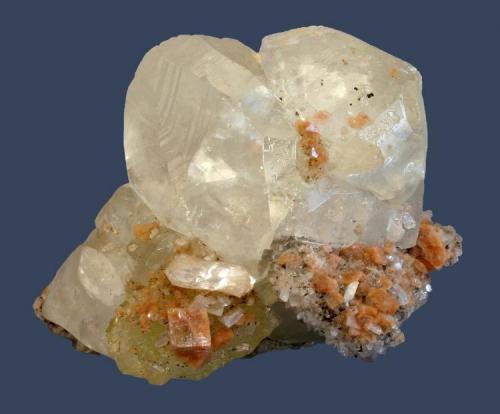 Calcite, heulandite and chabazite
Upper New Street quarry, Paterson, Passaic County, New Jersey, USA
7 x 4.4 cm
A 5 cm butterfly twin calcite crystal with heulandite, chabazite and datolite (Author: Frank Imbriacco)