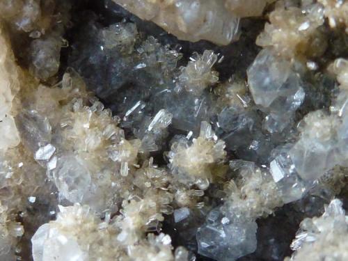 Hemimorfita y Calcita<br />Precaución Mine, Cabezo de San Ginés, El Estrecho de San Ginés, Cartagena, Comarca Campo de Cartagena, Region of Murcia (Murcia), Spain<br />15 x 10 cm.<br /> (Autor: javier ruiz martin)