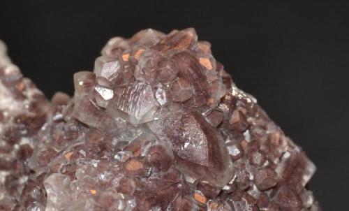 Calcita
Mina El Valle Boinas, Begega, Belmonte de Miranda, Asturias, España
7 x 6 x 4 Cm.
detalle ampliado de la pieza anterior, cristal mayor 5 mm. (Autor: Quexigal)