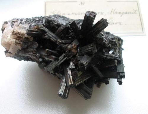 Manganite, baryte
Ilfeld, Harz mtns., Thuringia, Germany.
8 x 5,5 cm
Crystals up to 3 cm, with Carl Droop label (1890). (Author: Andreas Gerstenberg)