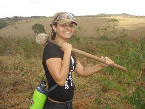 Jordana feliz con los resultados del campo en Candeias, Minas Gerais- Brasil. (Autor: Anisio Claudio)
