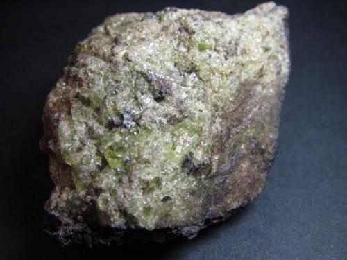Olivino
Volcán Teneguía, La Palma, Islas Canarias, España
6x5 cm.
Análogo al anterior. (Autor: prcantos)
