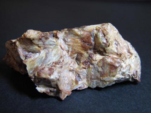Sillimanita
Sudáfrica
4’5 x 2 cm.
Agregado fibroso de sillimanita, el polimorfo del silicato de aluminio de más alto grado en las zonas de Barrow del metamorfismo regional normal. (Autor: prcantos)