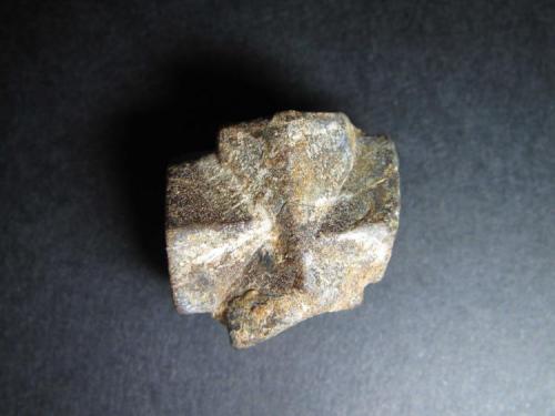 Estaurolita
Morbihan, Bretaña, Francia
2x2 cm.
Macla ortogonal en cruz. (Autor: prcantos)