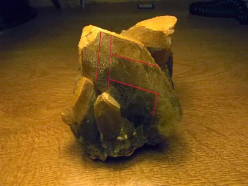Barita
Mina Barega, Gonnesa-Carbonia, Iglesias, Cerdeña, Italia
8 x 7,5 x 7 cm.
Indicación sobre el cristal principal de las direcciones de exfoliación según m {210}, lo que leo en el Sinkankas como: "la exfoliación según m {210} aparece como una red en zigzag de fisuras parcialmente desarrolladas, reflectantes y en ángulo recto respecto a las más abiertas caras c {001}". Curiosamente leo en el Manual de Dana que la exfoliación es perfecta según c, y sólo pobre según m. (Autor: Antonio Alcaide)