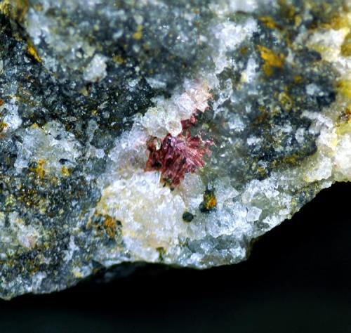 Annabergita-eritrina.
Mina  "Gloria", nº 9040, paraje "Las Muleras". T.m. de Pozoblanco, Córdoba, Andalucía, España.
Grupo de cristales de 8 mm. (Autor: Antonio Carmona)