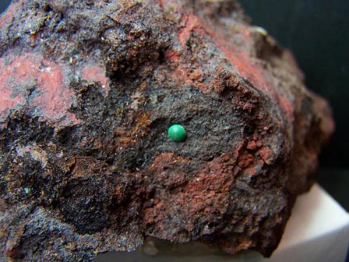 Malaquite
Micaela mine - Albuñuelas - Granada - Spain
10 x 6 cm
Detaill of the 4mm malaquite bubble. (Author: panchito28)