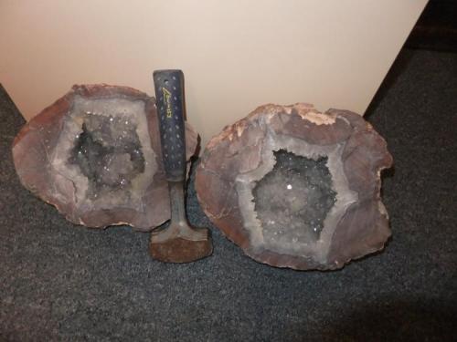 Quartz
Dugway, Utah, USA

Quartz geode (Author: John Medici)