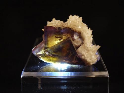 Fluorite, Calcite
Minerva #1 Mine, Cave-in Rock District, Hardin County, Illinois, USA
6.5 x 6.2 x 5.0 cm
Fluorite with backlight (Author: Don Lum)