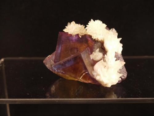 Fluorite, Calcite
Minerva #1 Mine, Cave-in Rock District, Hardin County, Illinois, USA
6.5 x 6.2 x 5.0 cm (Author: Don Lum)