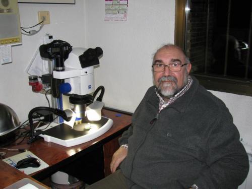 Manuel de Torres con su microscopio ya automatizado (Autor: Oscar Fernandez)