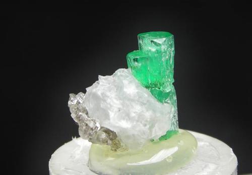 Berilo ( Esmeralda )
Mina Chivor - Chivor - Boyacá - Colombia
Cristal mayor de 1.3 cm (Autor: Diego Navarro)