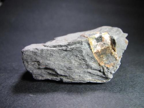 Quiastolita (variedad de andalucita)
Mirabel, Cáceres, Extremadura, España
5 x 2 cm. (la cara frontal de la roca); 1 x 0’8 cm. el cristal en sección a la derecha
Vista en sección de un cristal en su matriz de corneana grafitosa. (Autor: prcantos)