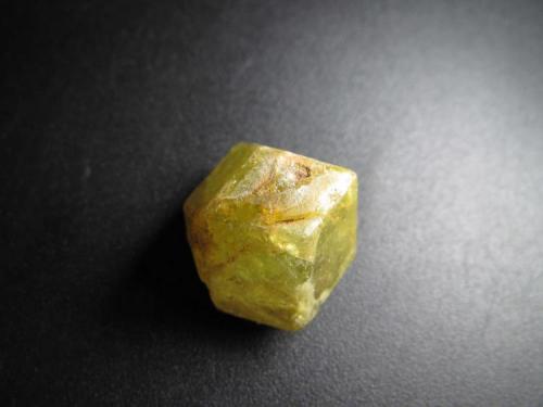 Andradita-grosularia
Sandaré, Nioro du Sahel Circle, Kayes Region, Malí
1’5 x 1’6 cm.
Medio cristal (en la foto se ve la parte superior con las caras cristalinas). (Autor: prcantos)