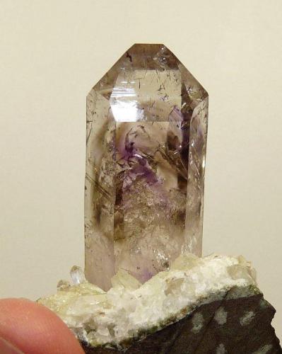Quartz
Brandberg, Namibia
107 x 60 x 55 mm (crystal size 86 x 22 x 17 mm)
the back of the specimen (Author: Pierre Joubert)