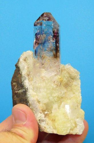 Quartz
Brandberg, Namibia
107 x 60 x 55 mm (crystal size 86 x 22 x 17 mm)
same as above (Author: Pierre Joubert)