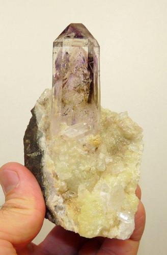 Quartz
Brandberg, Namibia
107 x 60 x 55 mm (crystal size 86 x 22 x 17 mm)
Quartz with water. Quartz crystal on basalt matrix with prehnite and bubbles in water. (Author: Pierre Joubert)