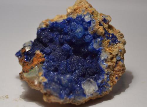 Azurita, Calcita
Mina Texeo, Rioseco, Riosa, Asturias, España
6 x 6 Cm.
microcristales de azurita cubriendo otros de calcita (Autor: Quexigal)