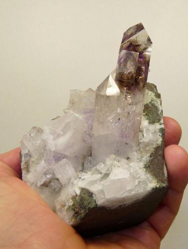 Quartz
Brandberg, Namibia
94 x 91 x 76 mm (main crystal 72 x 29 x 22 mm
same as above (Author: Pierre Joubert)