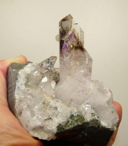 Quartz
Brandberg, Namibia
94 x 91 x 76 mm (main crystal 72 x 29 x 22 mm
same as above (Author: Pierre Joubert)