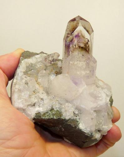 Quartz
Brandberg, Namibia
94 x 91 x 76 mm (main crystal 72 x 29 x 22 mm
Quartz with prehnite on basalt matrix (Author: Pierre Joubert)