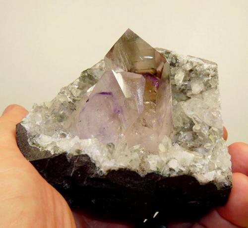 Quartz
Brandberg, Namibia
92 x 79 x 70 mm (largest crystal 61 mm long)
It is seldom that a portion of a geode is removed intact (cut out) from Brandberg (Author: Pierre Joubert)