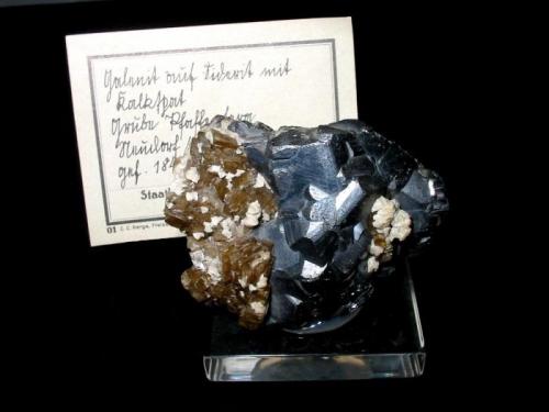 Galena, siderite, calcite
Pfaffenberg mine, Neudorf, Harz, Saxony-Anhalt, Germany.
6 x 4,5 cm
1843 find with old Bergakademie Freiberg label. (Author: Andreas Gerstenberg)