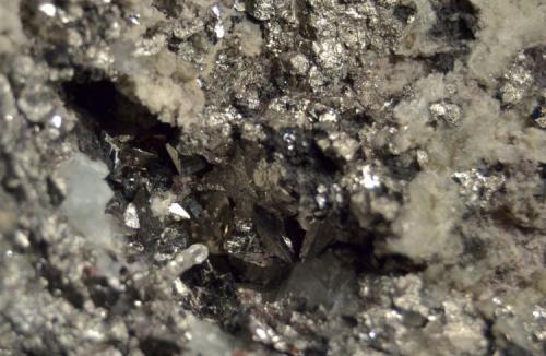 Arsenopirita
Mina de oro de Carlés, Carles, Salas, Asturias, España
15 x 8 x 3 Cm.
cristalización de la pieza anterior, imagen 3 x 3 <cm. (Autor: Quexigal)