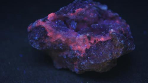 Amatista y Calcita? - Fluorescente
Cerdeña, Italia.
40 x 25 mm
Luz UV onda corta. (Autor: Daniel C.M.)