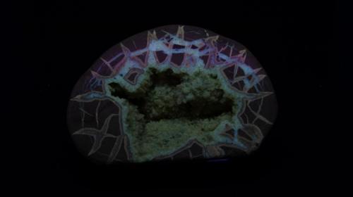 Aragonito en geoda de septaria.
Utha, EE.UU
14x9x6cm
Luz onda larga (Autor: D:C:M:)