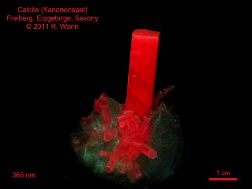 Calcite
Freiberg, Erzgebirge, Saxony
With 365 nm light (Author: Roger Warin)