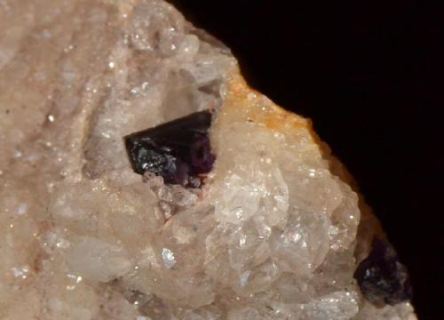 Cuarzo, Barita y Fluorita
Cuetu l´Aspa, Berbes. Ribadesella, Asturias, España
cristal 2 mm.
ampliación imagen anterior (Autor: Quexigal)