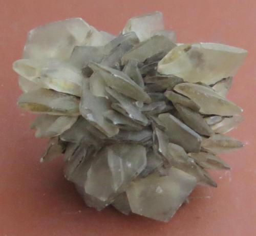 Yeso
Mogyorósbánya, Hungría
4 x 3,5 x 2 cm
Un mineral normalucho, pero lo incluyo por venir de la misma localidad que la tschermigita en la foto anterior. También tiene una hermosa FL amarilla en UVLW. (Autor: Kaszon Kovacs)