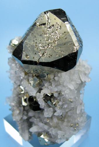 Pirita, cuarzo, calcita?
Mina Huanzalá, Huallanca, Dos de Mayo, Huánuco, Perú
71 mm x 52 mm (Autor: Carles Millan)