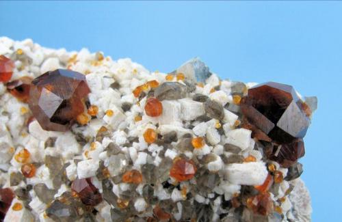 Spessartine, orthoclase, quartz
Wushan Spessartine Mine, Tongbei, Yunxiao Co., Zhangzhou Prefecture, Fujian Province, China
93 mm x 49 mm x 36 mm

Close-up view (Author: Carles Millan)