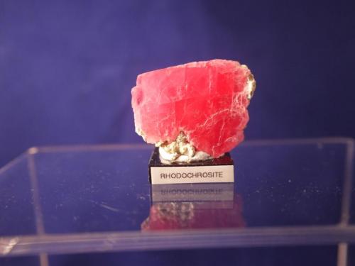 Rhodochrosite
Wutong (Wudong) Mine, Liubao Wuzhou, Guangxi Zhuang. A.R., China
3.3 x  3.0 x  2.5 cm (Author: Don Lum)